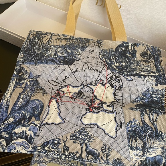 DIOR VIP PLATINUM GIFTS - Picture 3 of 6